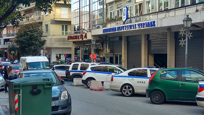 Καβάλα:-Έκλεψε-κόσμημα-από-κοσμηματοπωλείο