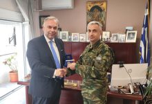 Ο-Διοικητής-της-20ης-Τεθωρακισμένης-Μεραρχίας-στον-Δήμαρχο-Θάσου