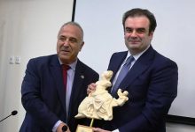Επίτιμο-μέλος-του-Επιμελητηρίου-Καβάλας-ο-Κυριάκος-Πιερρακάκης